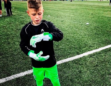 GOALKEEPER GLOVES FOR CHILDREN WITH PROTECTIONS OR WITHOUT PROTECTIONS?